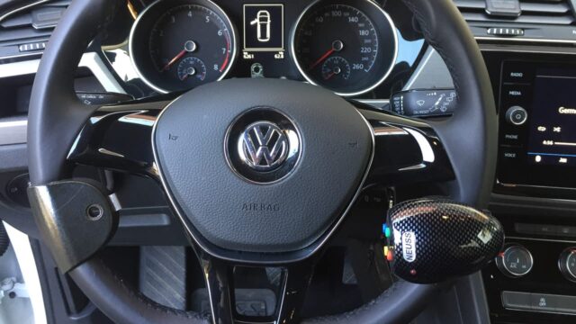 Umgebautes Fahrschul - Auto fuer Fuererschein fuer Menschen mit Behinderung