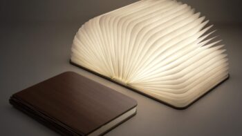 Eine leuchtende Buchlampe als Geschenk fuer Camper (c)Coolstuffde