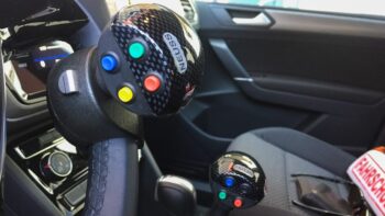 Sonderzubehoer fuer das Fahrschulauto fuer Menschen mit Handicap