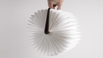 Eine Buchlampe ist eine originelle Geschenkidee fuer Camper (c)Coolstuffde