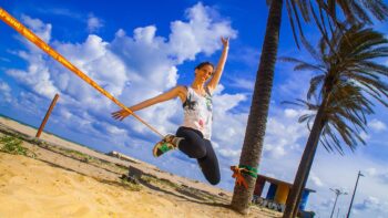 Eine Frau auf einer Slackline ein tolles Geschenk fuer Camper (c)Gibbon Slacklines