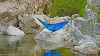 Eine Haengematte fuer den Urlaub ist ein tolles Geschenk fuer Camper (c) Hängemattenglück