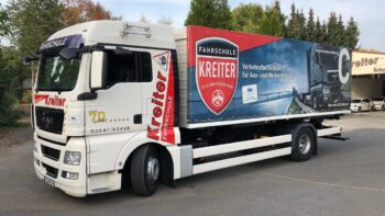 Ein LKW der Fahrschule Kreiter die einen Fuehrerschein fuer Menschen mit Behinderung anbietet