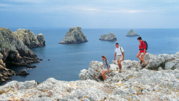 Wanderer auf Klippen auf Crozon in der Bretagne Foto Jean-Patrick Gratien