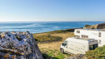 Mit zwei Wohnmobilen am Meer auf einem Roadtrip durch Portugal