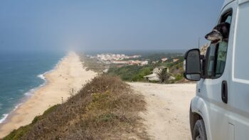 Mit Hund im Camper auf einem Roadtrip durch Portugal
