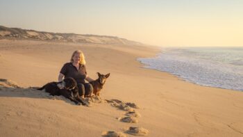 Tanja mit ihren Hunden auf einem Roadtrip durch Portugal