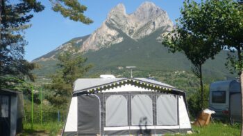 Mit einem Zelt beim Camping in Spanien