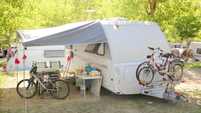 Anblick eines Fahrradtraegers an einem Wohnwagen