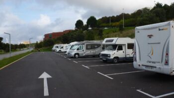 Wohnmobile auf einem Stellplatz in Spanien
