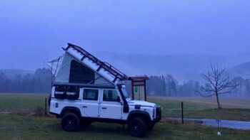 Abendliche Szene ein Camper beim Wildcamping in Europa