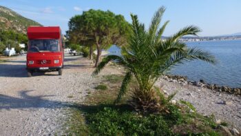 Ein Camper am Meer in Griechenland beim Wildcamping in Europa