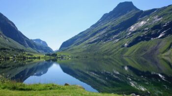 Die Aussicht auf einen Fjord in Norwegen beim Wildcamping in Europa