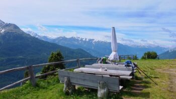 Mit Blick auf die Berge in Oesterreich ist Wildcamping in Europa leider nicht erlaubt