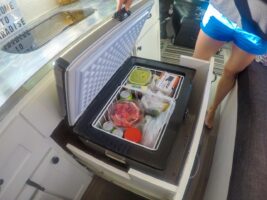 Ein Kühlschrank in der Schublade