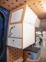 Ein eingebautes Küchenmodul von Cargo-Camper