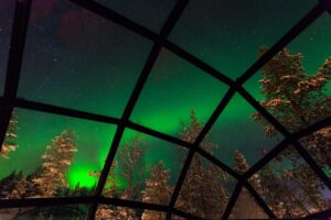 Nordlichter über den Glas-Iglus