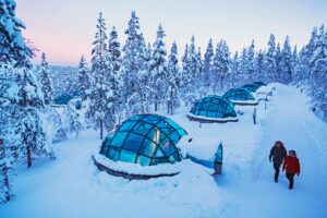 Glas-Iglus im Schnee in Kakslauttanen