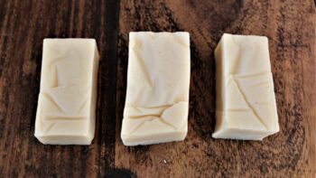 Drei Stuecke Kernseife eine sehr beliebte Naturseife beim Camping