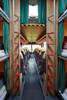 Schlafen und Reisen im Hotelbus