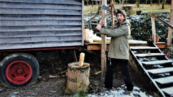 Holzhacken fuer die Waerme im Bauwagen