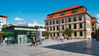 Universitaetsplatz in Fulda Fulda ist eine historisch gewachsene Stadt mit pulsierendem Stadtleben. Foto: Christian Tech / Tourismus und Kongressmanagement der Stadt Fulda