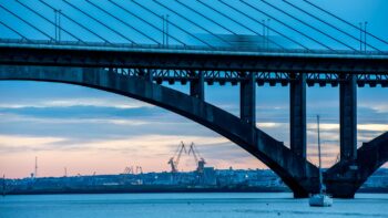 Eine Bruecke in der Bucht von Brest Foto: Ronan Gladu