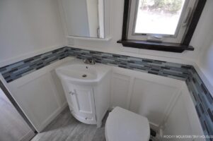 Das Badezimmer - recht groß für ein Tiny Home