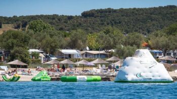 Der FKK Camping Valalta liegt direkt am Meer
