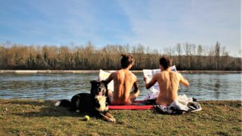 Zwei Urlauber auf einem FKK Campingplatz in Europa