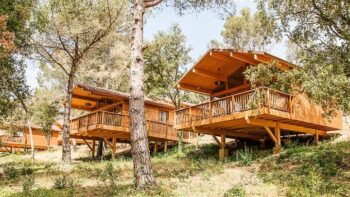 Holzhaeuser auf dem FKK Camping cala Llevadó