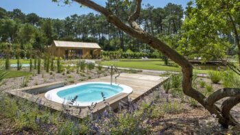 Ein Pool und eine Huette auf dem FKK Campingplatz Arnaoutchot