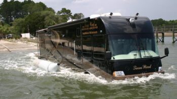 Der Terra Wind auf dem Weg ins Wasser