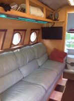 Schlafsofa im Atomic Camper