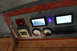 Kontrollboard im Atomic Camper
