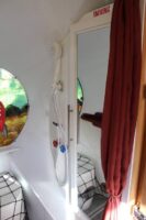 Die Dusche im Atomic Camper