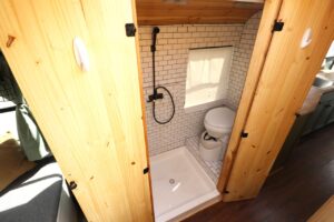 Das Badezimmer mit Dusche im Schulbus