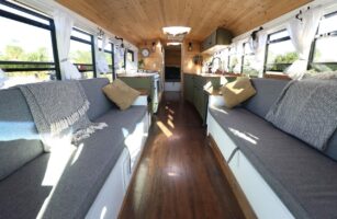 Gemütliche Sofas im Innenraum des Schulbusses
