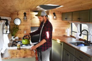 Holzoptik und Gemütlichkeit im Schulbus