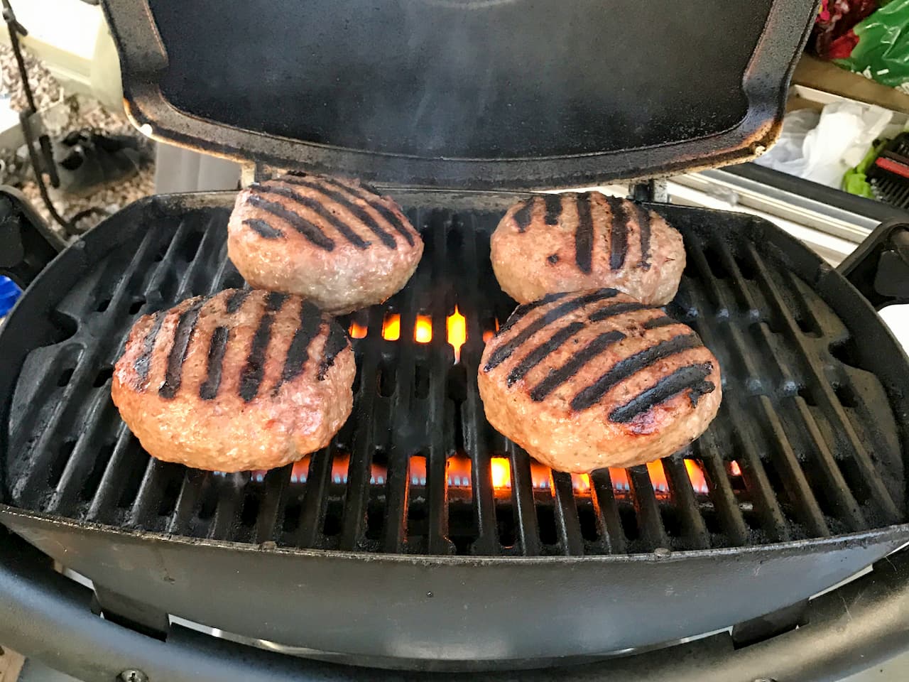 Großer Ratgeber: der perfekte Camping-(Gas)-Grill 3 Juicy Lucy Burger auf dem Gasgrill