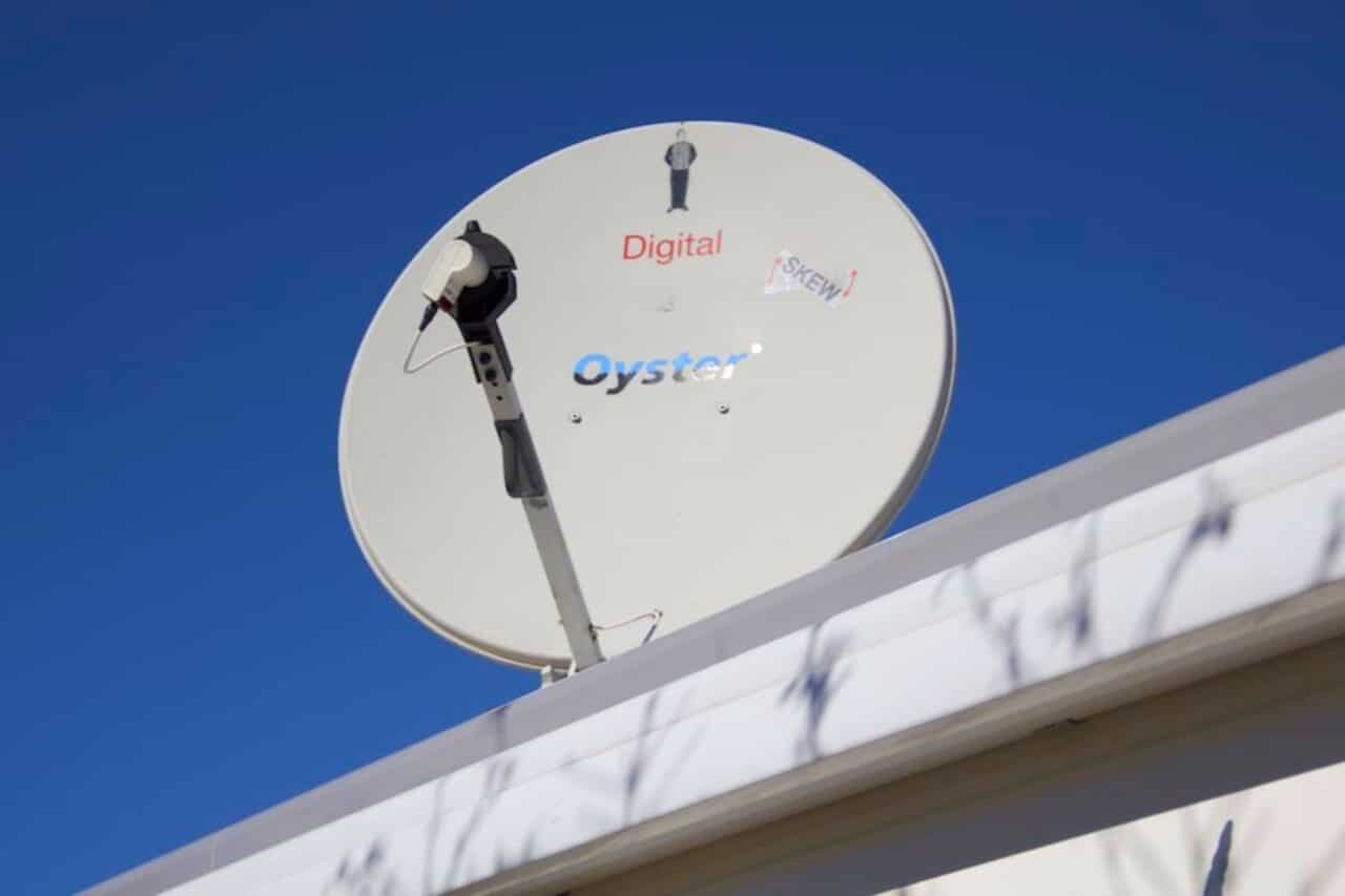 Satellitenanlage findet kein Signal - Was ist zu tun? Abgebildet ist eine Satellitenanlage auf einem Wohnmobil.