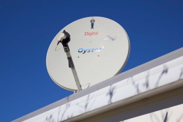 Satellitenanlage findet kein Signal - Was ist zu tun? Abgebildet ist eine Satellitenanlage auf einem Wohnmobil.