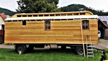Eingebaute Fenster beim Bauwagen