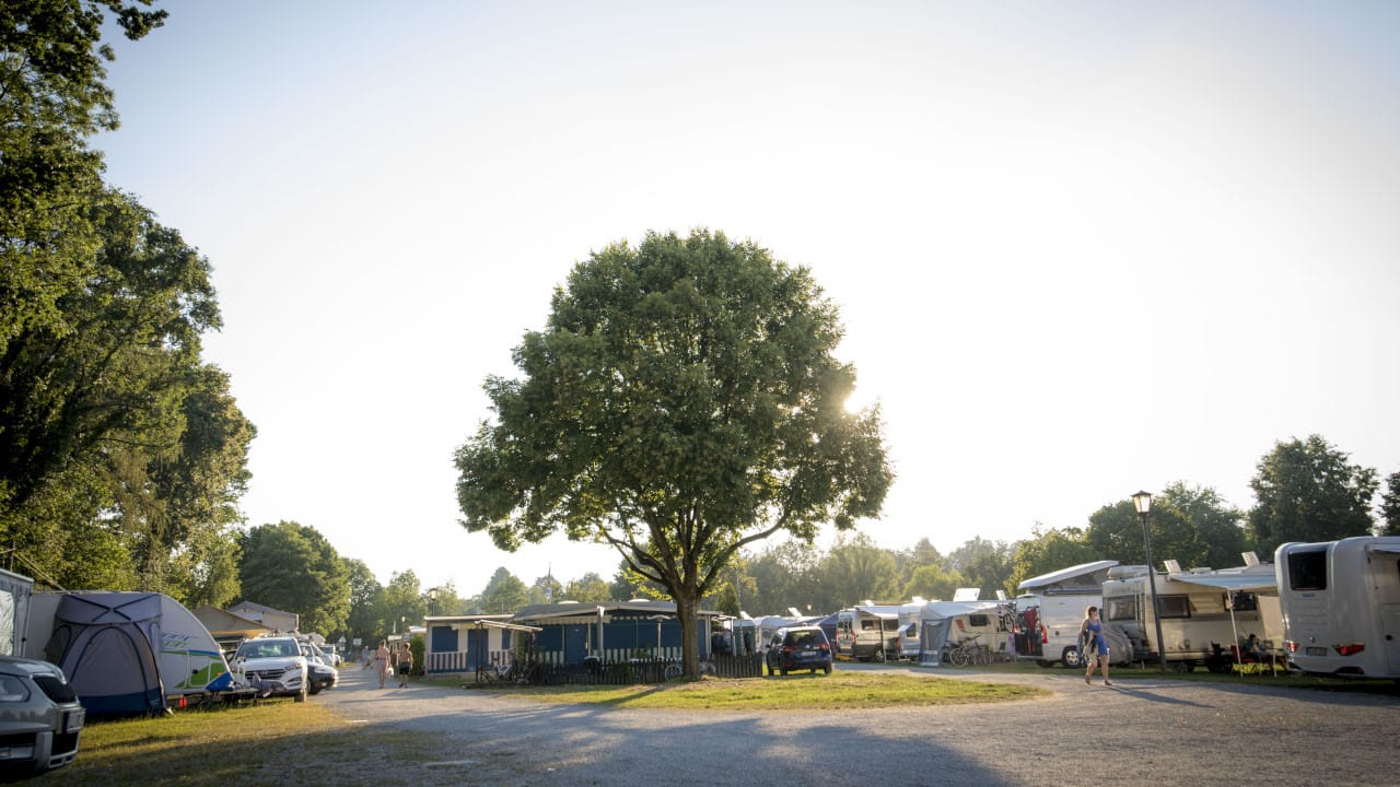 Camping am See in Deutschland – die schönsten Campingplätze mit Blick aufs Wasser 3 Camper auf dem Campingplatz Utting einem Campingplatz am See in Deutschland