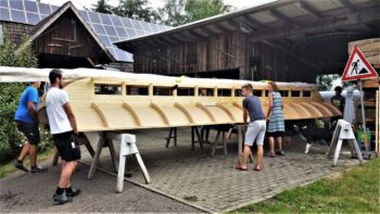 Dach aufsetzen beim Bauwagen