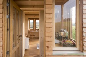 Viel Licht bei großen Fenstern im Tiny Home