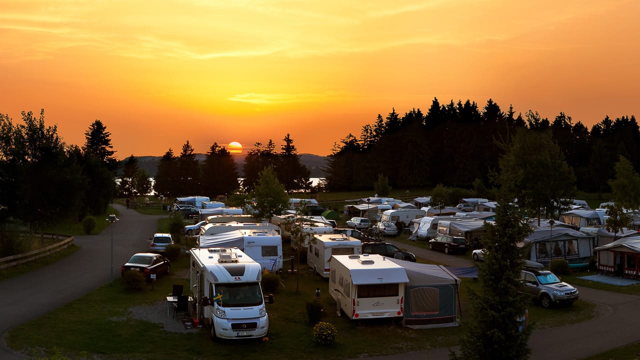 Camping am See in Deutschland – die schönsten Campingplätze mit Blick aufs Wasser 5 Sonnenuntergang auf dem Brunnen Campingplatz