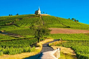 Camping La Grappe Fleurie Kirche in der Naehe des Campingplatzes