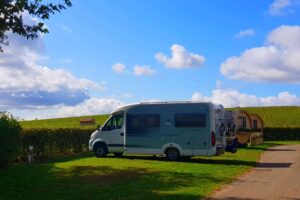 Camping La Grappe Fleurie Wohnmobilstellplatz im Schatten der Baeume