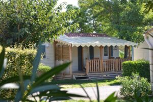 Camping Les Fontaines Mobilheim mit ueberdachter Veranda